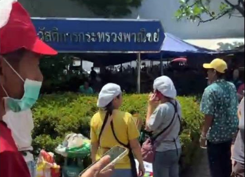 "พ่อค้า-แม่ค้า" ก.พาณิชย์แตกตื่นแผ่นดินไหว วิ่งหนีออกจากอาคาร