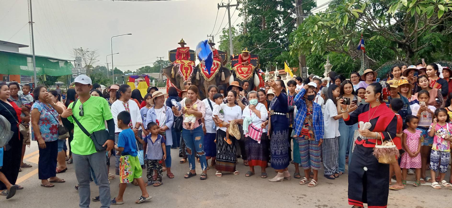 ทต.ท่าศิลา สกลนครนำช้างเปิดงานบุญผะเหวดสืบสานประเพณีบุญเดือนสี่บุญมหาชาติ