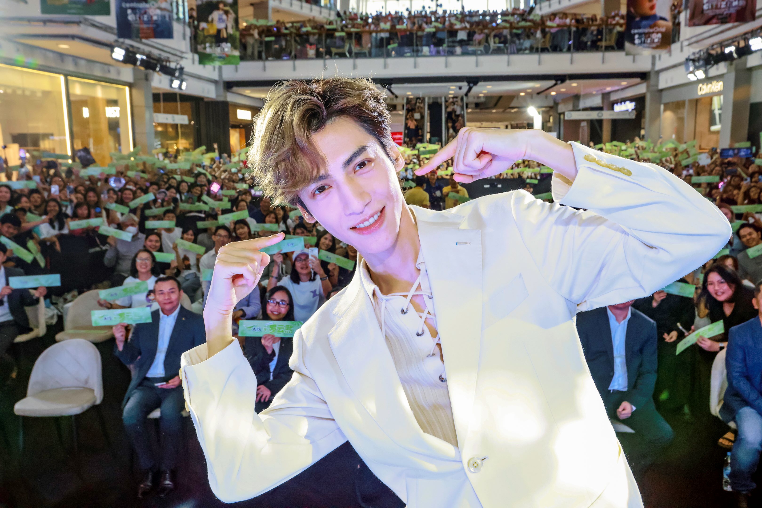 เซ็นทรัลเวิลด์แตก! แฟนคลับแห่ต้อนรับ “หลัว อวิ๋น ซี” ซุปตาร์แดนมังกร ลัดฟ้ามาไทย ในแคมเปญ Trip.com x AIS5G Most Preferred Network 
