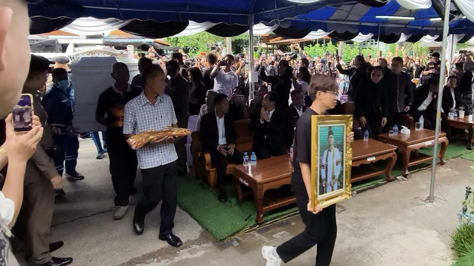 สุดอาลัย! ญาตินับพันรับร่าง ‘ฮลุน โซโล่’ กลับกาฬสินธุ์ ผวจ.ลั่นชาวจังหวัดร่วมเป็นเจ้าภาพ