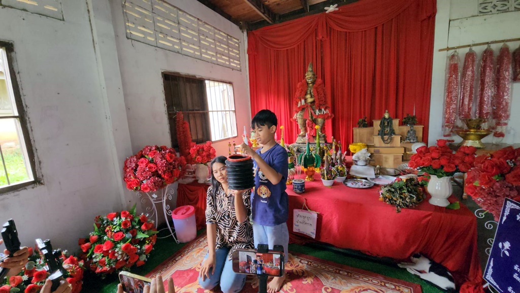 แม่ค้าสาวชาวสุรินทร์ดวงเฮง ถูกรางวัลลอตเตอรี่ติดต่อกันหลายงวด ชีวิตเปลี่ยนหลังเปิดดวงกับหมอดูเทวดาระยอง