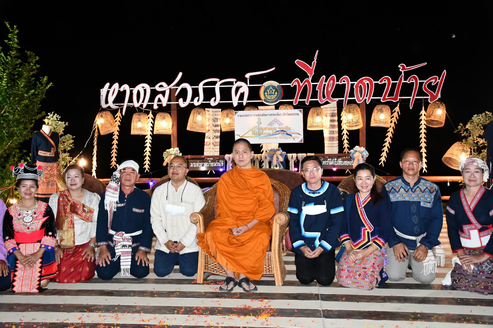 เชียงราย ฟื้นการท่องเที่ยว "ทอสายบุญ จุลกฐิน ถิ่นไทลื้อโบราณ บ้านหาดบ้าย เชียงของ" ชมพระอาทิตย์ตกดินริมน้ำโขง 