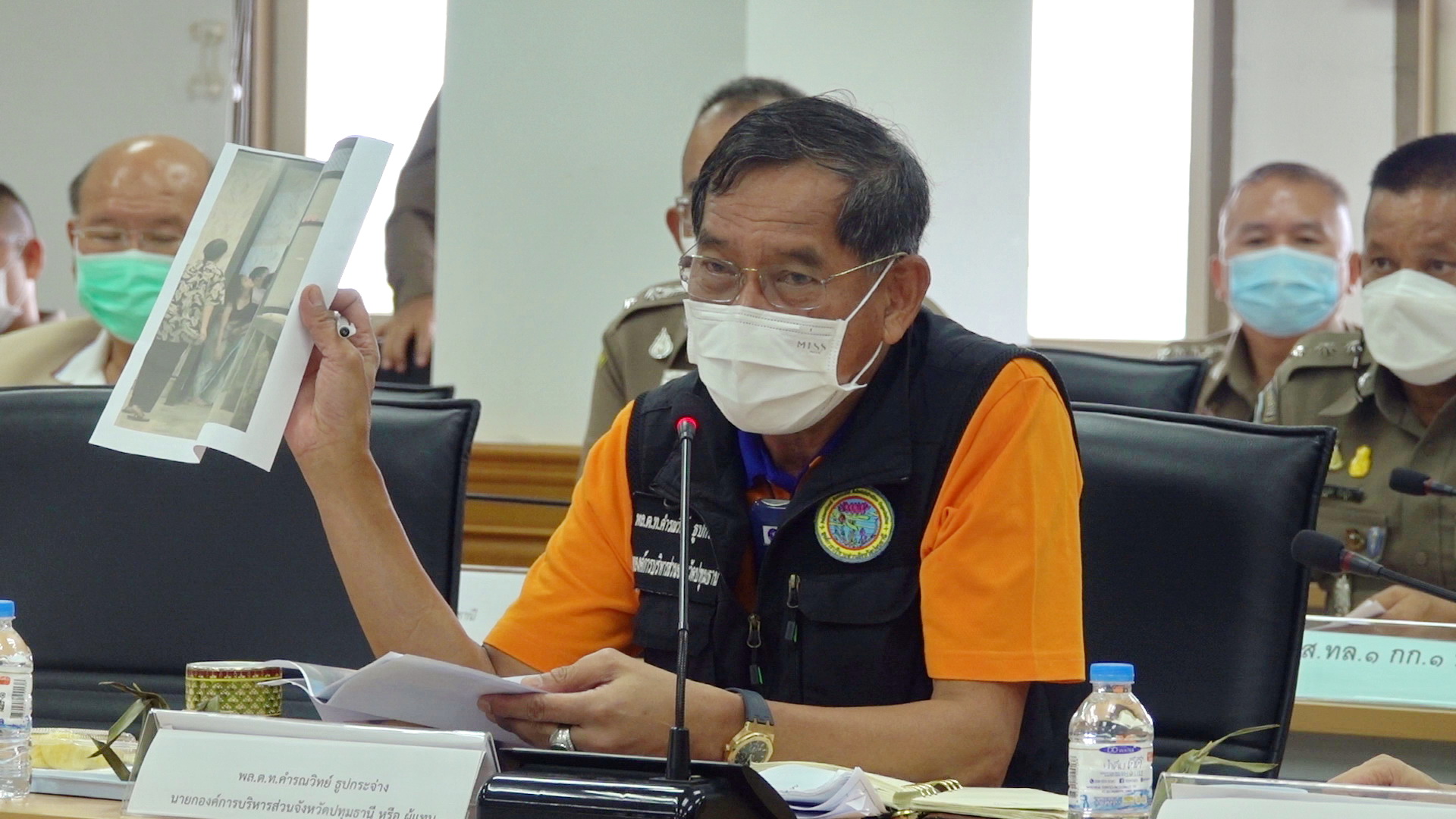 'บิ๊กแจ๊ส'ปลุกจิตสำนึกตำรวจโชว์ภาพถ่ายนักเที่ยวมั่วสุมเสพยาในร้านเหล้ากลางที่ประชุม กต.ตร.ปทุม
