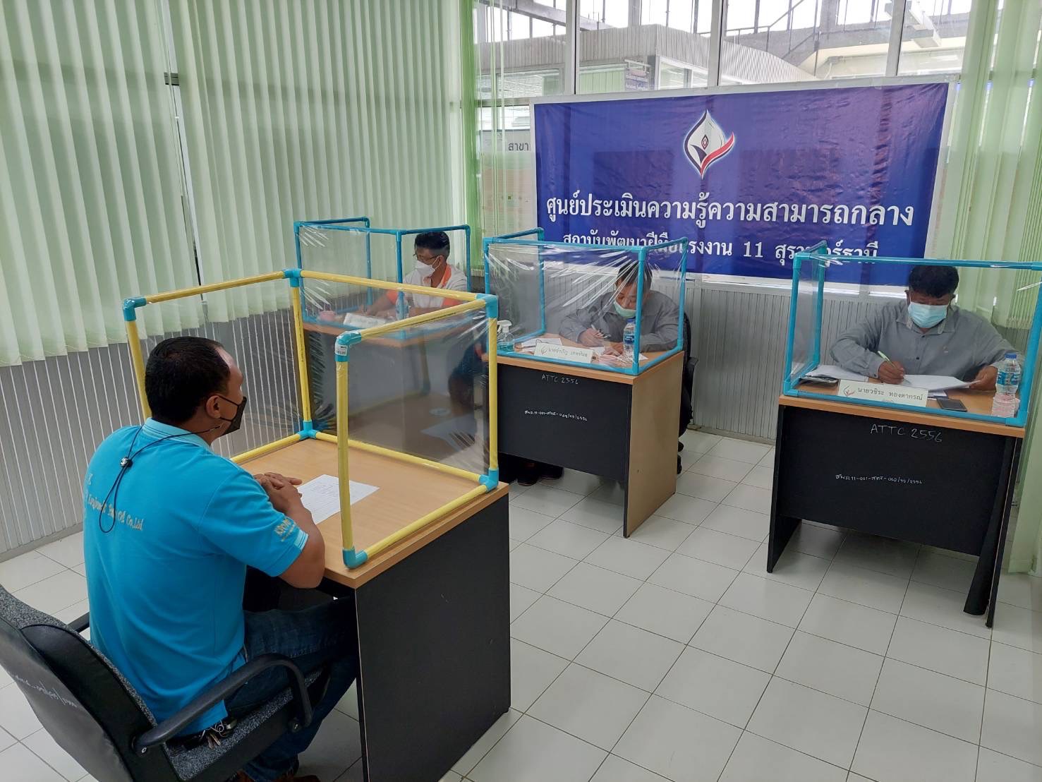 กำลังแรงงานในสถานประกอบกิจการและผู้ประกอบอาชีพอิสระในจังหวัดสุราษฎร์ จองคิวขอเข้ารับการประเมินความรู้ความสามารถอย่างหนาแน่น