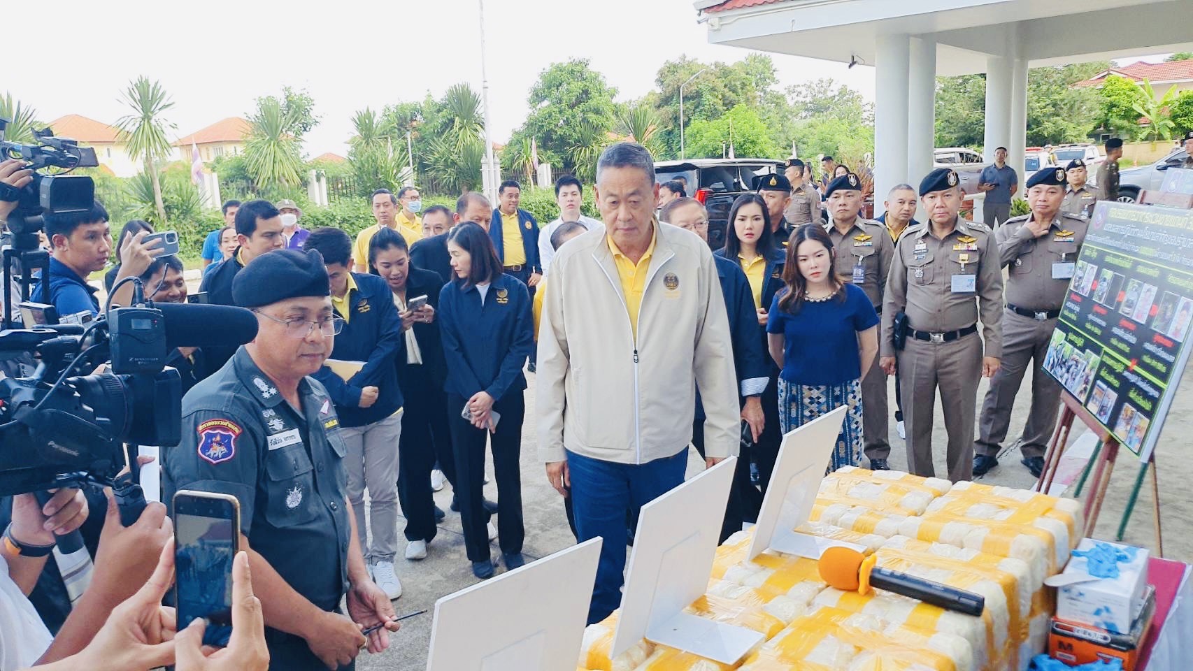"นายกฯ" ขึ้นเหนือติดตามขยายผล "ตร.เชียงราย" ยึดยาเสพติดกว่า 3 ล้านเม็ด
