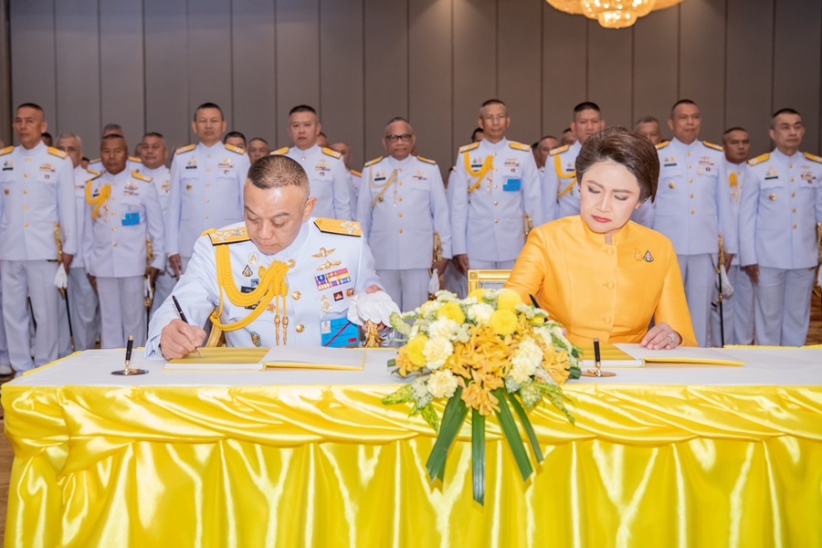 ผบ.ทหารเรือลงนามถวายพระพรชัยมงคลเนื่องในวันฉัตรมงคล