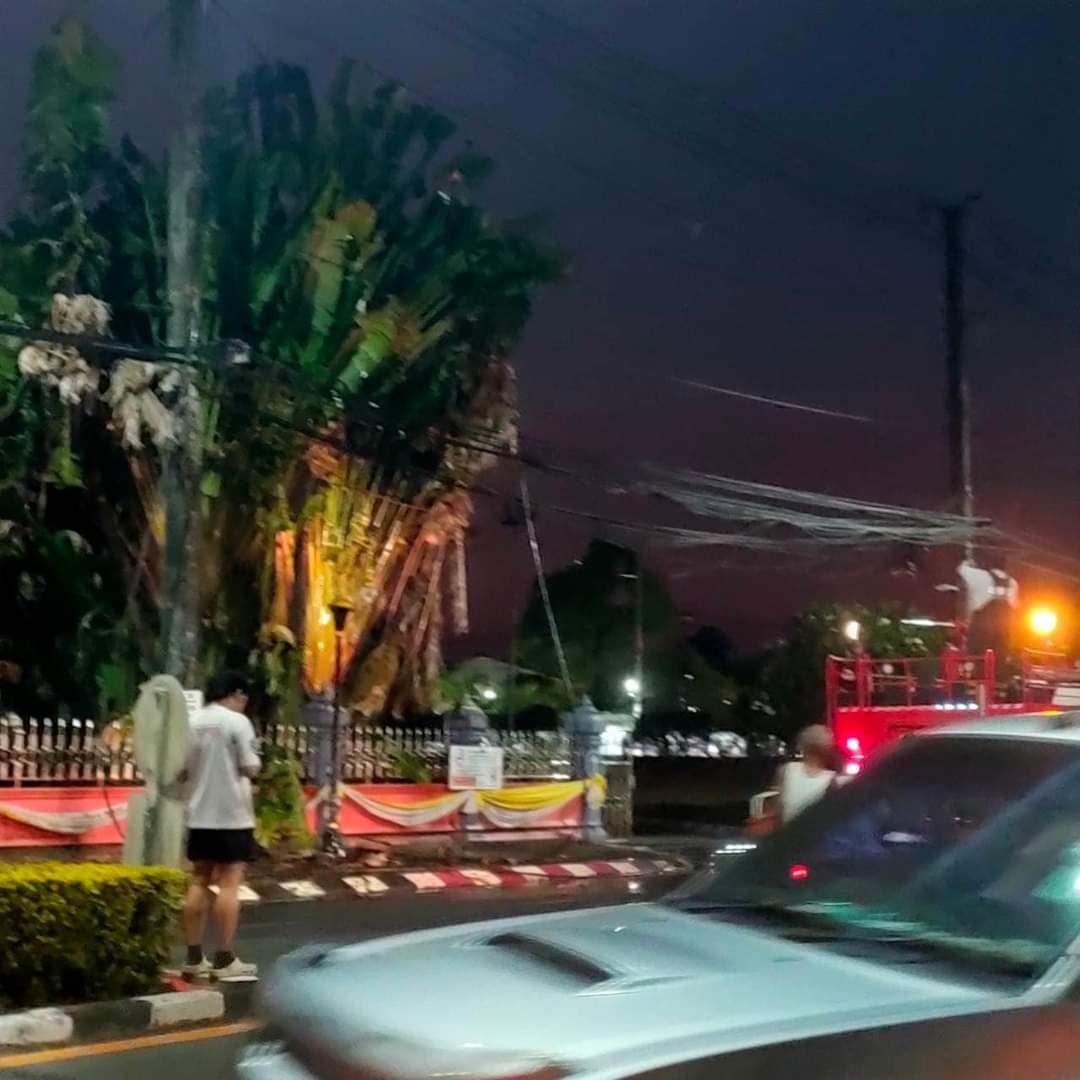ระทึก!ไฟลุกไหม้สายไฟฟ้า-สายเคเบิลหน้าสำนักงานเทศบาลเมืองตะกั่วป่าชาวบ้านหวั่นเกิดอาเพศ