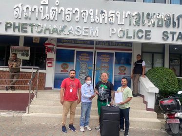 สุดประทับใจ!! นนท.จีน ลืมโทรศัพท์ในรถแท็กซี่ ตร.รุดช่วยเหลือจนได้คืน