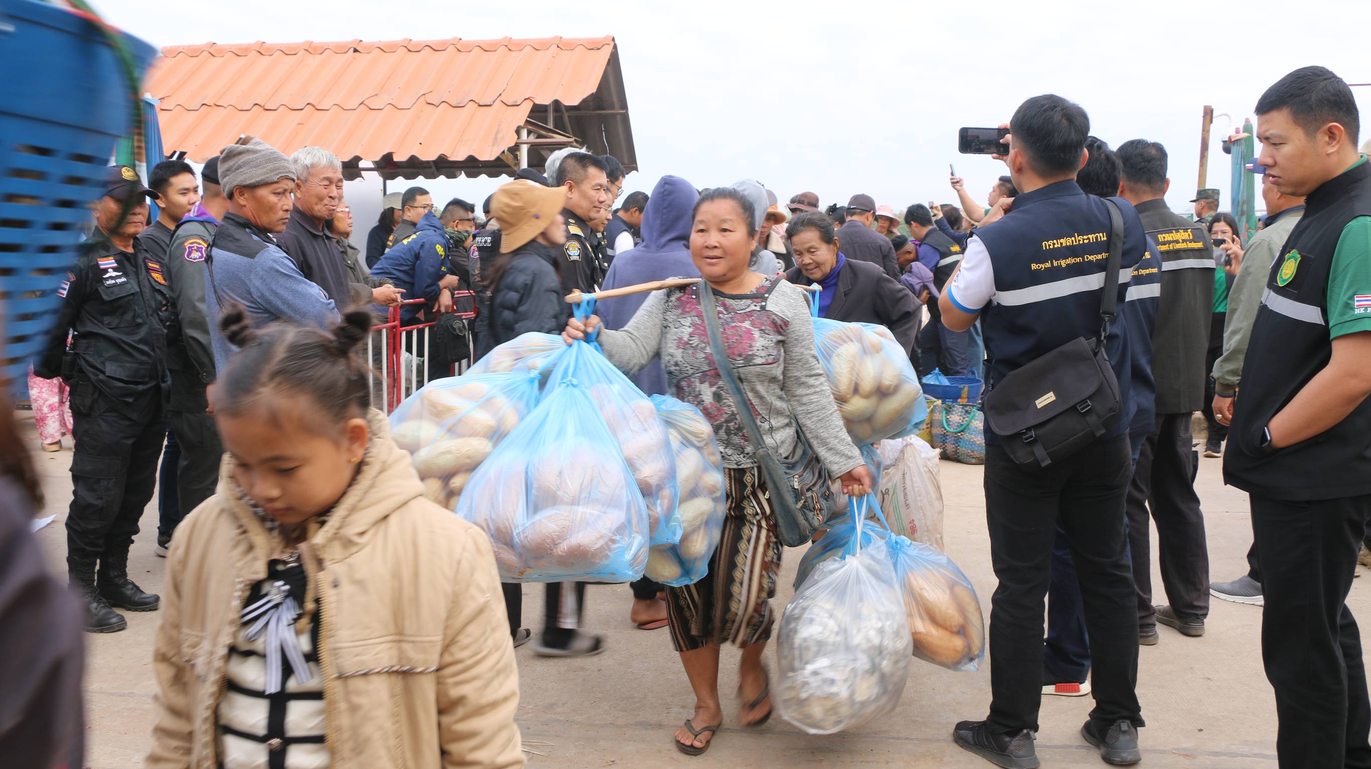 บรรยากาศตลาดนัดจุดผ่อนปรน ไทย-ลาว บ้านเปงจาน คึกคักเนื่องจากมีวันหยุดติดต่อกันหลายวัน 
