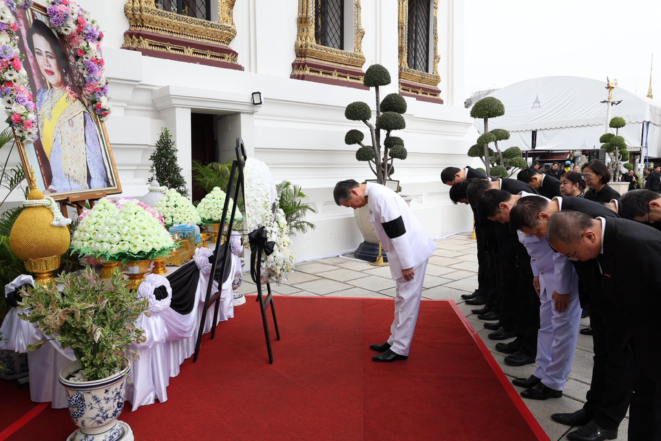 ผู้บริหารระดับสูง เอ็ม บี เค และธุรกิจในเครือ ร่วมพิธีวางพวงมาลา ถวายสักการะพระบรมศพ "พระพันปีหลวง"