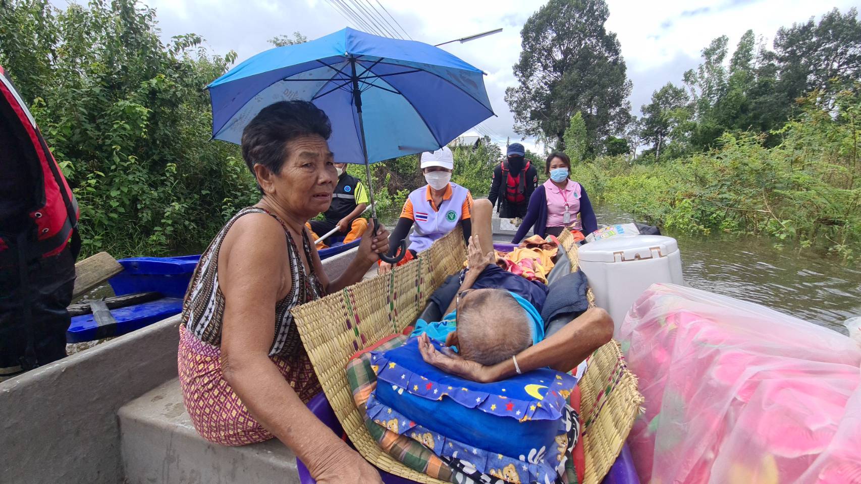ชุดกู้ภัยทางน้ำอุบลฯเร่งอพยพ "ผู้ป่วยติดเตียง" หนีน้ำมูลไหลเอ่อท่วม