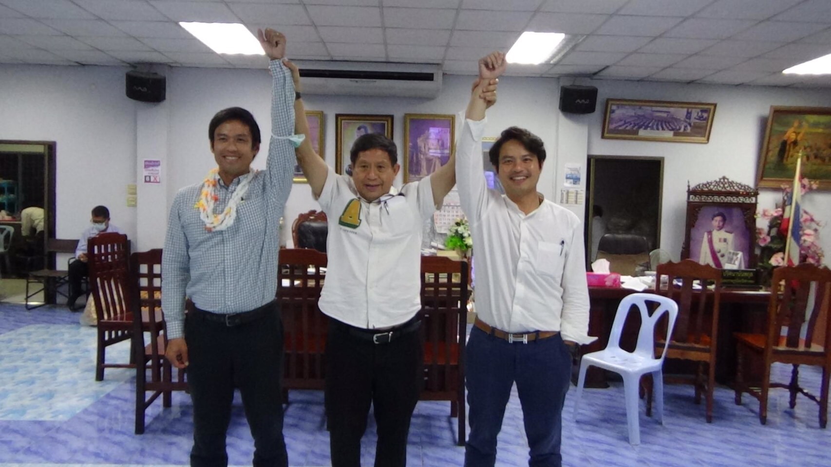 อ่างทอง  ผลอย่างไม่เป็นทางการ แชมป์เก่าตระกูลปริศนานันทกุล ชนะเพื่อไทยขาดทั้ง 2 เขต