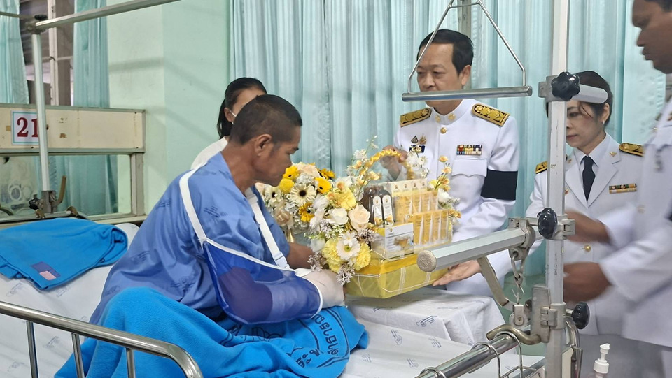 "ในหลวง" โปรดเกล้าฯ ผวจ.ศรีสะเกษ เชิญดอกไม้ ตะกร้าสิ่งของพระราชทาน ไปมอบแก่ผู้บาดเจ็บจากเหตุชายแดนไทยกัมพูชา