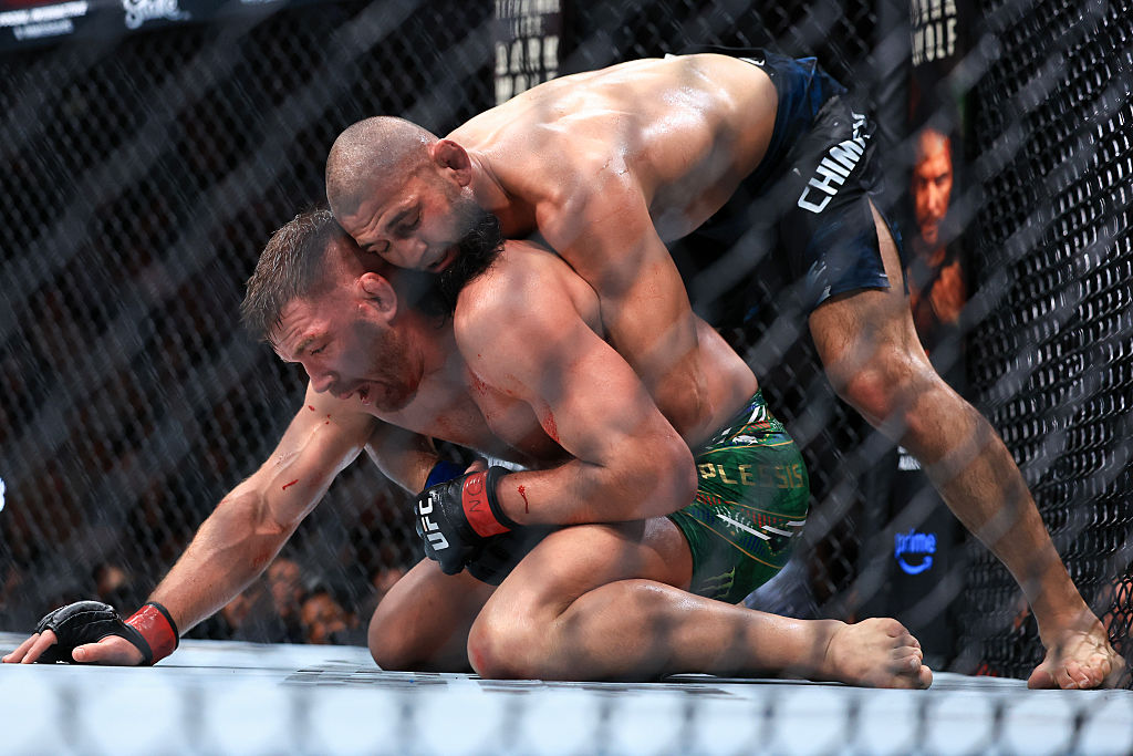 ชิมาเยฟ กระชากแชมป์ หลังไล่ปล้ำต้อนแต้ม ดู เพลสซิส ขาดลอย ศึก UFC 319 