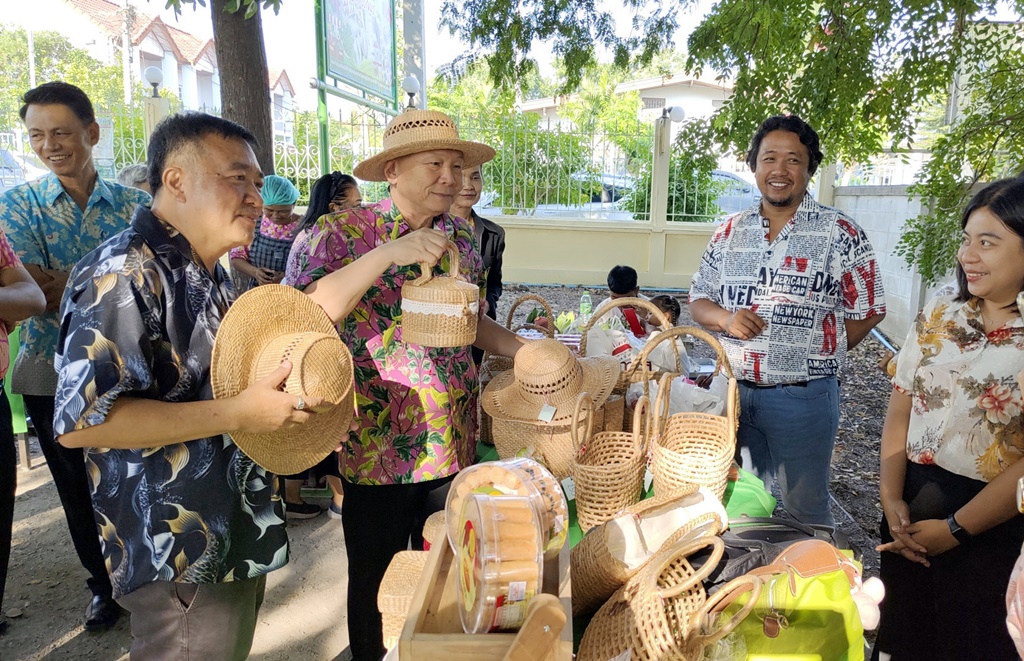 ผวจ.สุพรรณฯ เยี่ยมชมตลาดเกษตรกร ประชาชนจับจ่ายคึกคัก