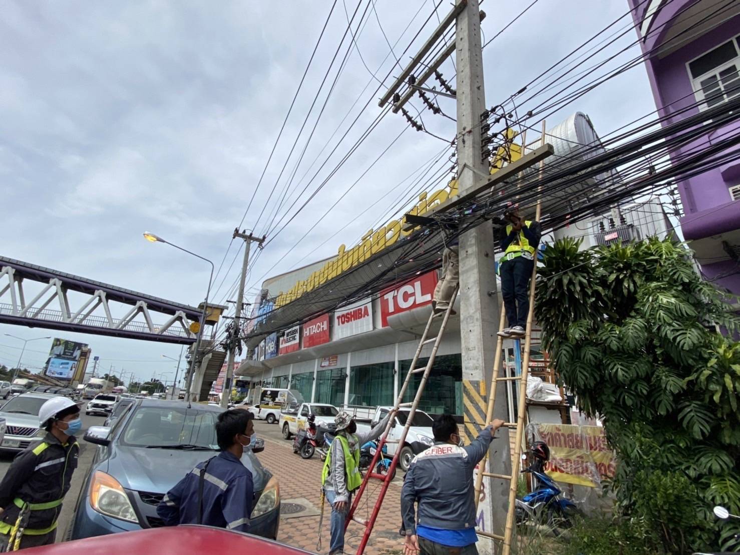 ไฟฟ้าลพบุรี ระดมทีมจัดระเบียบสายสื่อสารเมืองปากน้ำโพรับเจ้าภาพกีฬาเยาวชนแห่งชาติ 