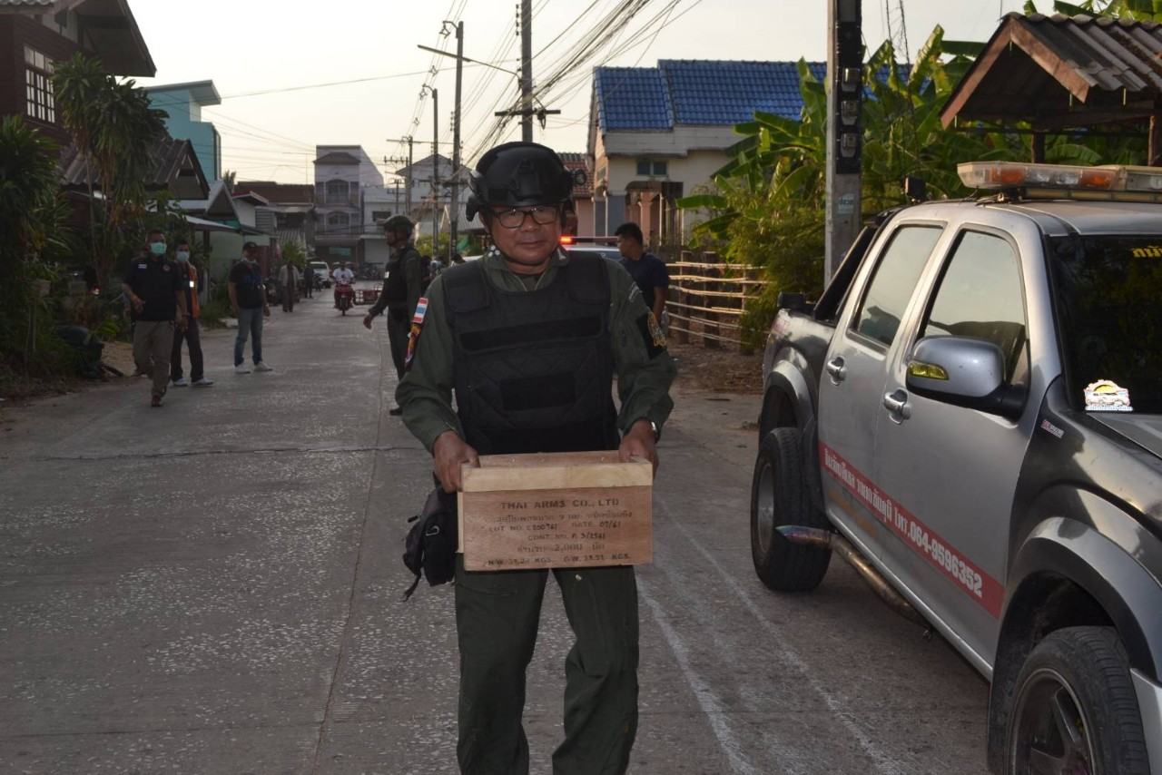 ผงะ! พบลูกระเบิด M67 รัศมีทำลาย 15 เมตร ขณะตัดหญ้าหลังบ้าน