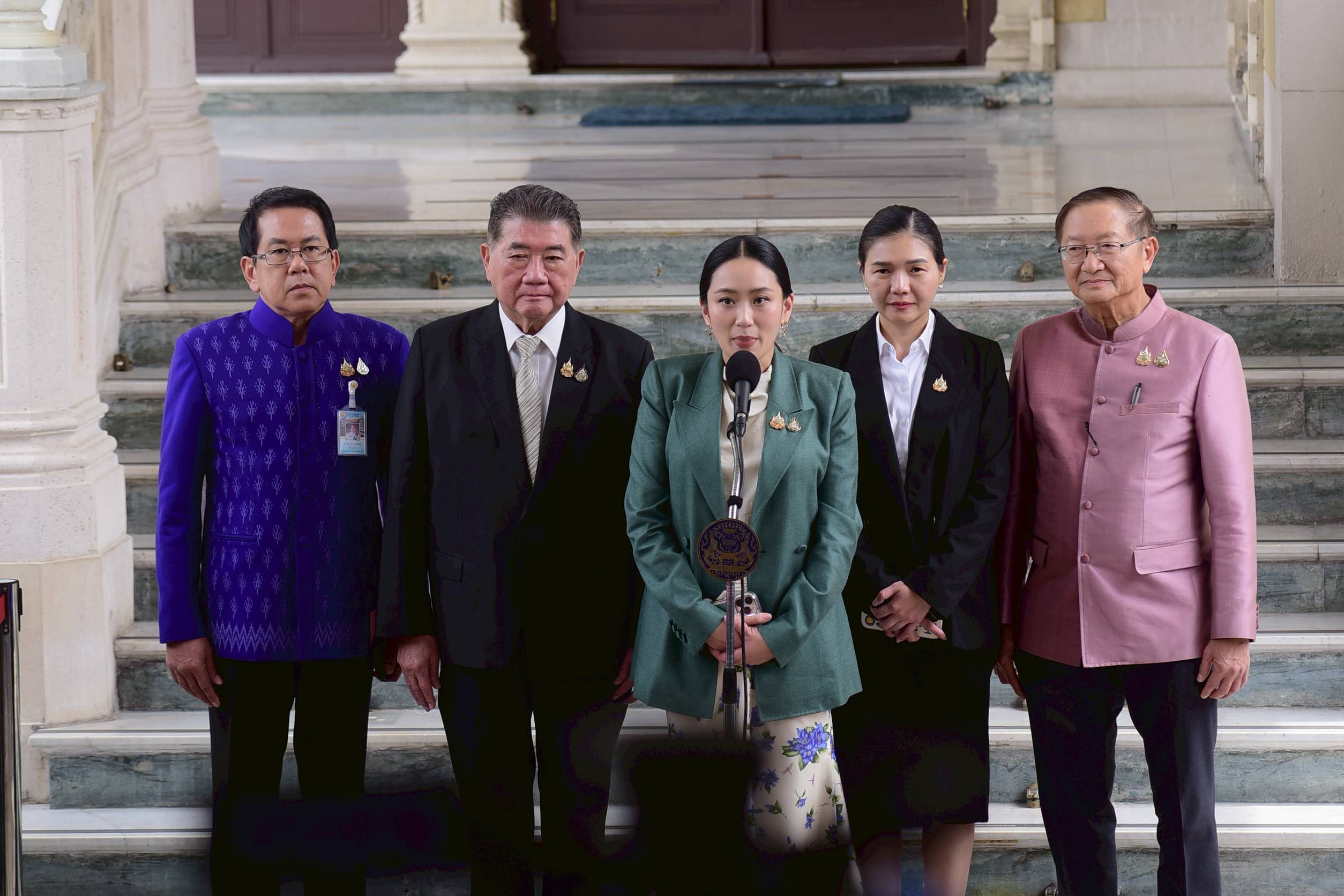สื่อเขมรตีข่าวใหญ่ "แพทองธาร" ถูกศาลรัฐธรรมนูญสั่งหยุดปฏิบัติหน้าที่นายกฯ