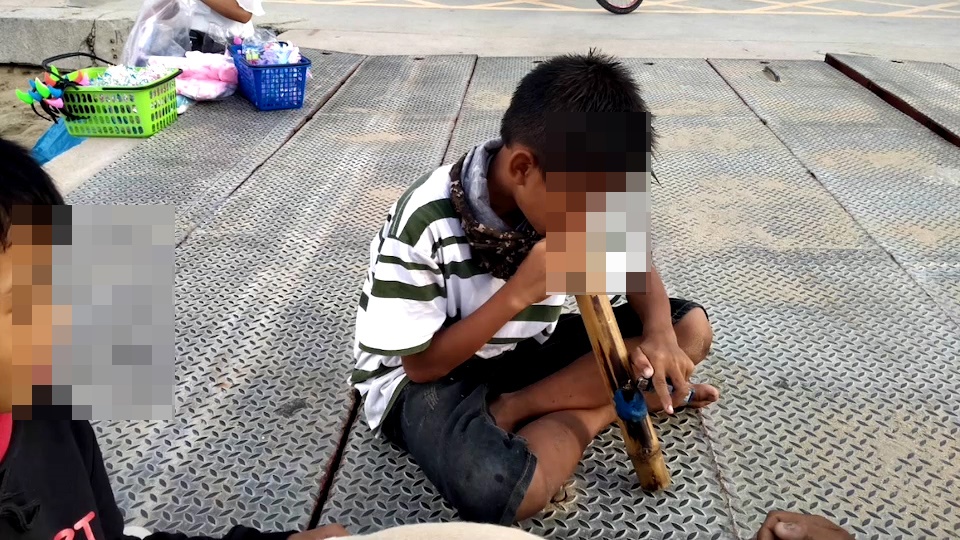 แชร์สนั่นโซเซียลเด็กน้อยดูดบ้องกัญชาชายหาดพัทยา 
