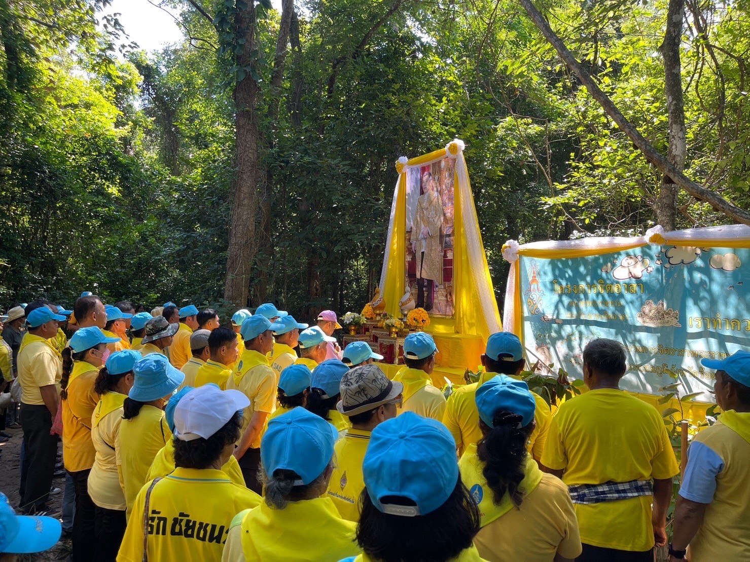 ชาวตำบลท่าม่วง จัดโครงการจิตอาสาเราทำความดีด้วยหัวใจปลูกต้นไม้เฉลิมพระเกียรติพระบาทสมเด็จพระเจ้าอยู่หัว 
