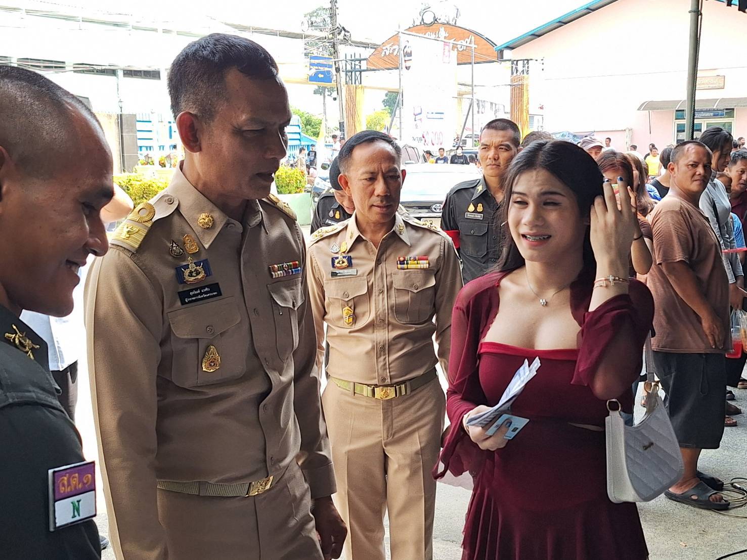 นครนายก บรรยากาศเกณฑ์ทหาร สาวสอง แห่ร่วมใช้สิทธิเป็นสีสันคึกคัก