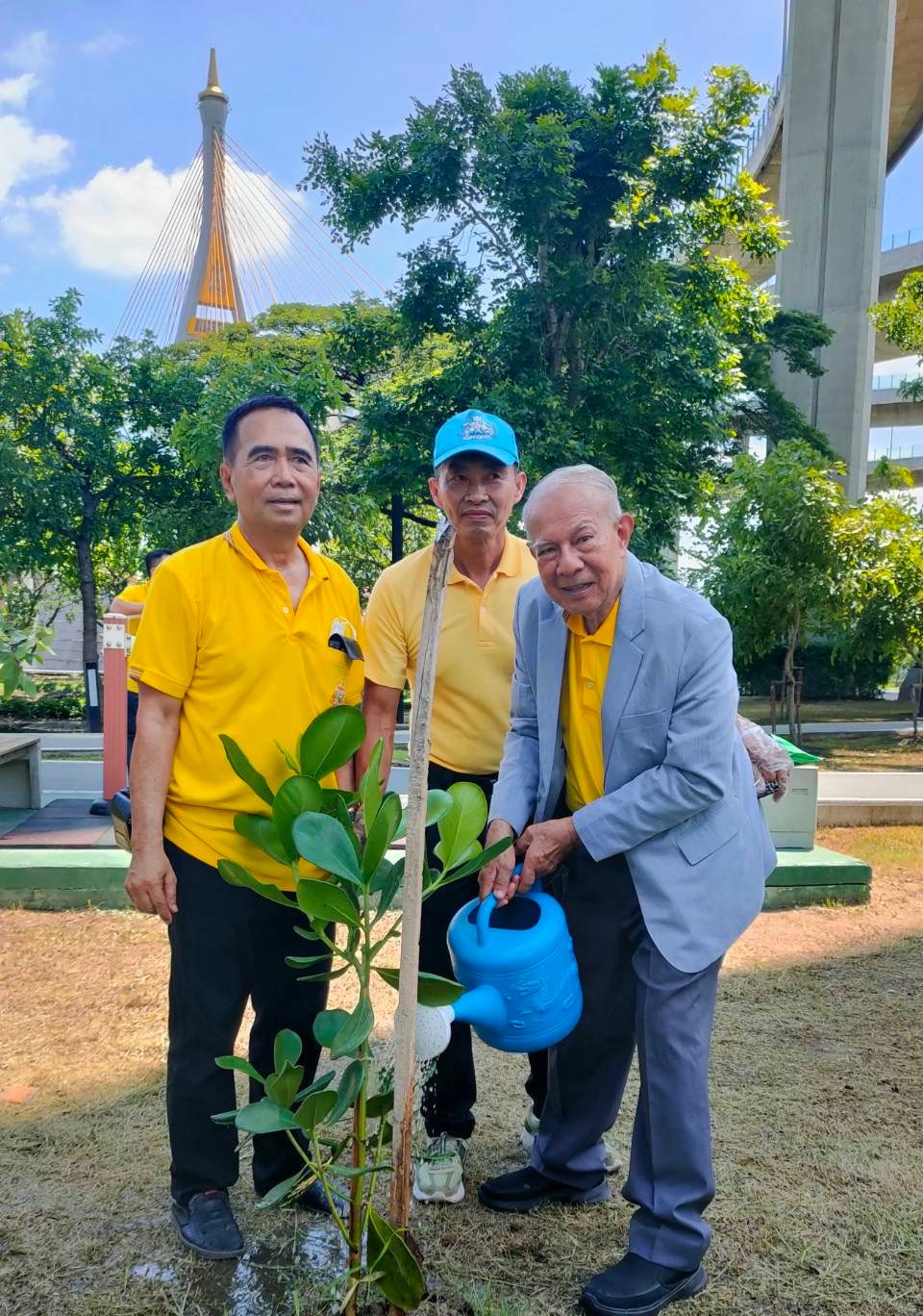 "พล.อ.จรัล กุลละวณิชย์" นำคณะปลูกต้นไม้ถวายในหลวง ครบ 6 รอบ