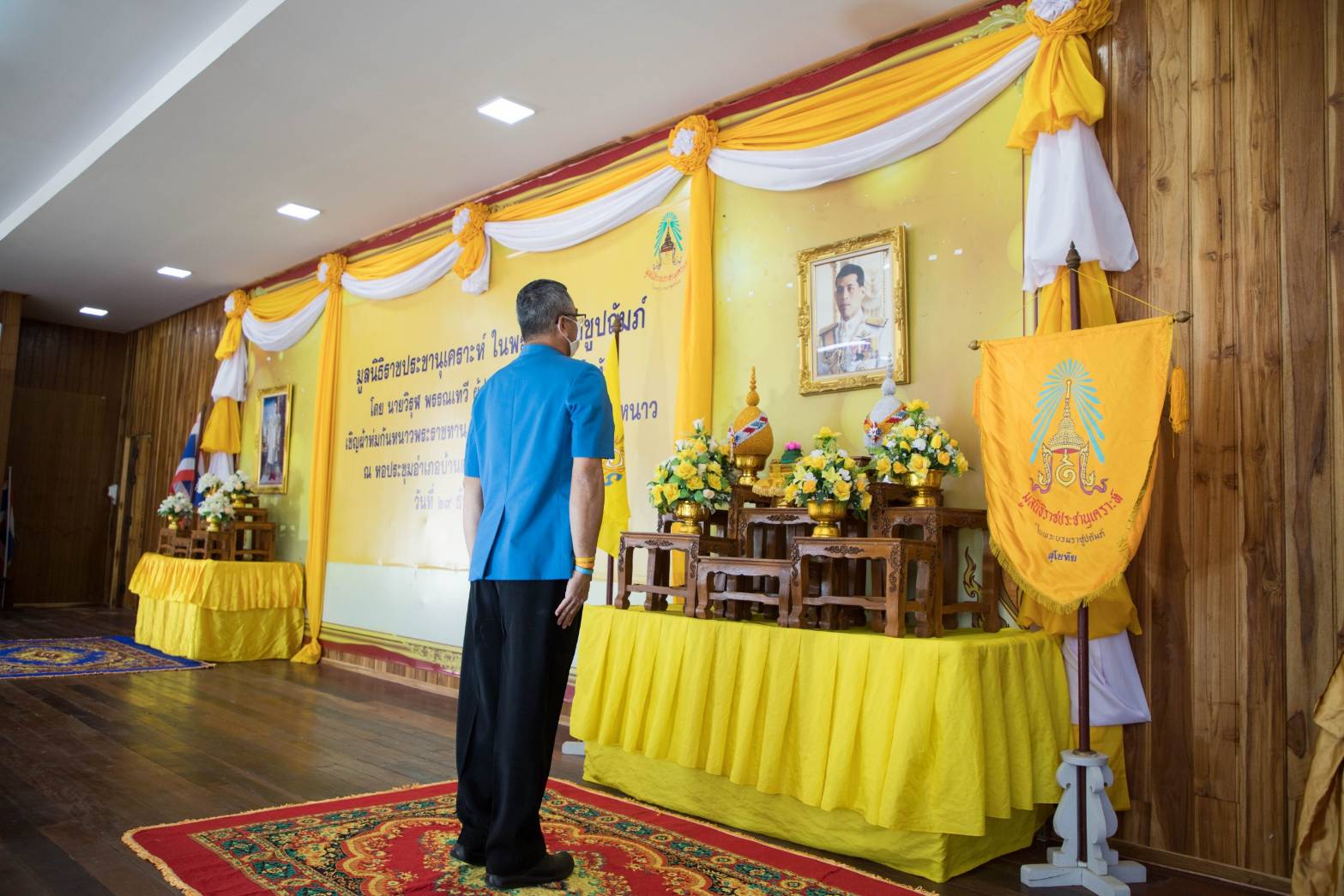 ผวจ.สุโขทัยเชิญผ้าห่มกันหนาวพระราชทานมอบแก่ประชาชนผู้ประสบภัยหนาวที่อำเภอบ้านด่านลานหอย