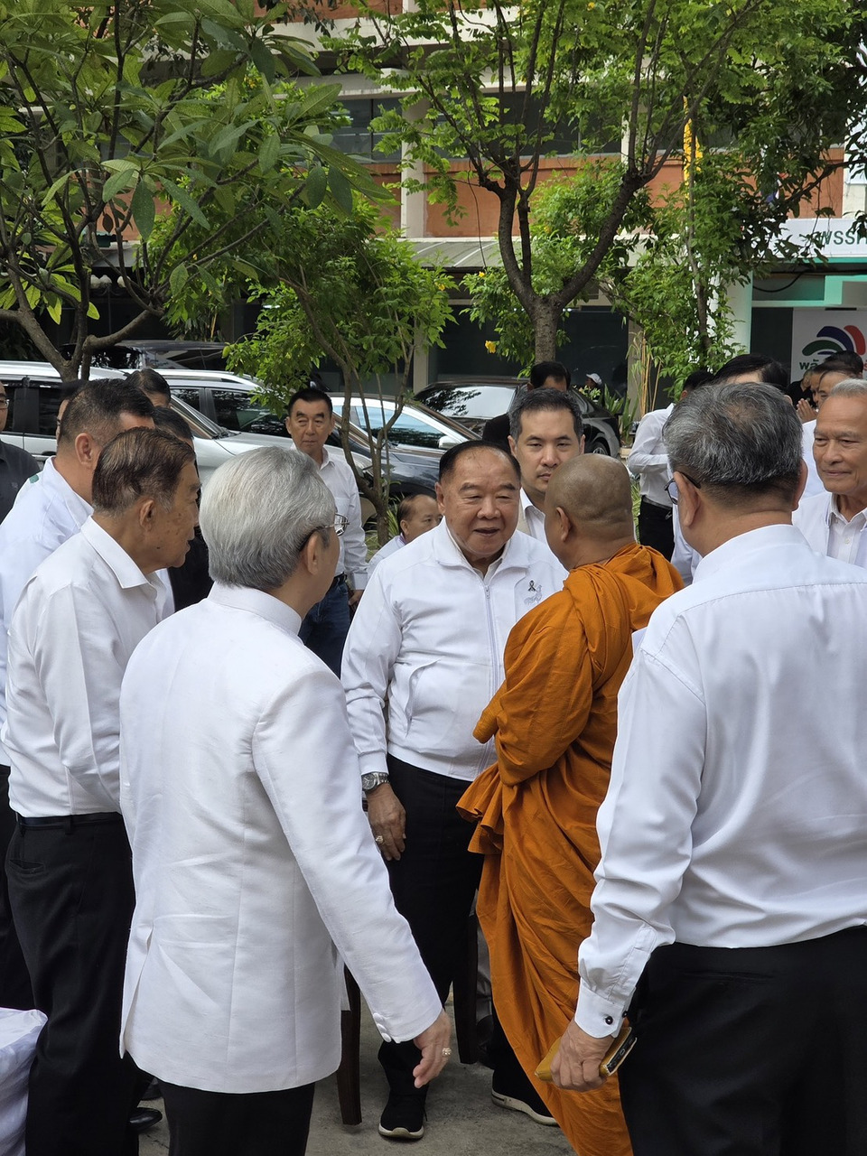 "บิ๊กป้อม" ถือฤกษ์ดี ปธ.บวงสรวง ทำพิธิตั้ง "ศาลพระภูมิ ศาลตา ศาลยาย" ที่ทำการพรรคใหม่ เสริมสิริมงคล "พลังประชารัฐ" 