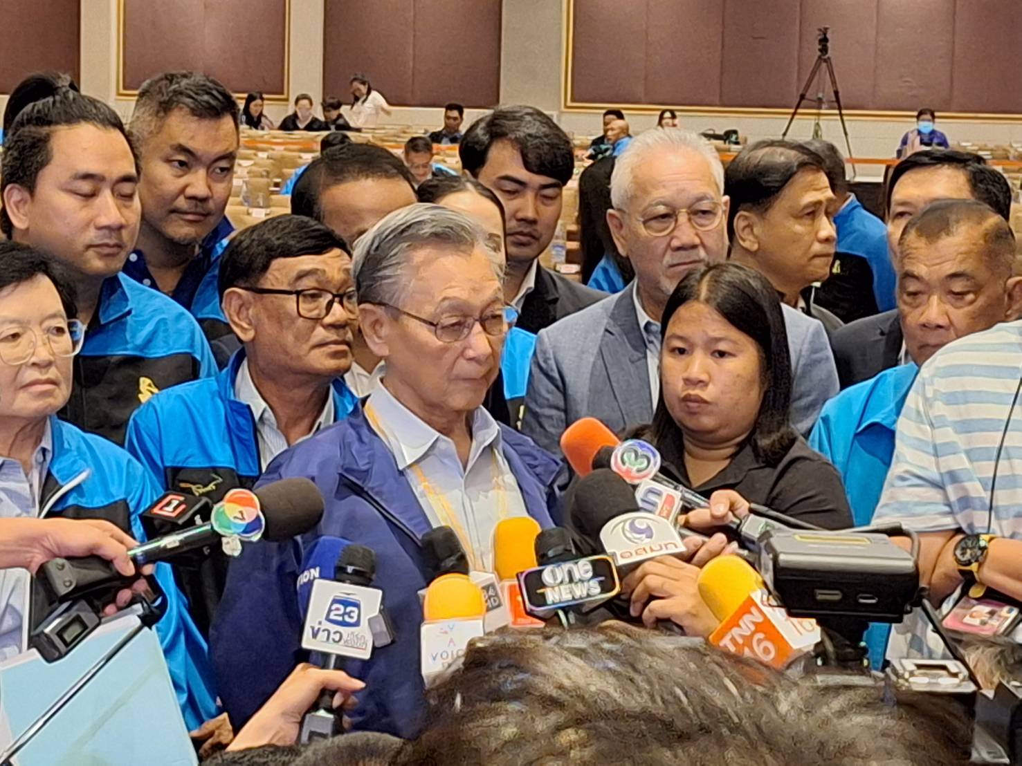 "ชวน" ยัน "กก.บห.รักษาการ" ทำหน้าที่ได้เต็มร้อย ย้ำ "ประชาธิปัตย์" ยึดหลักการ ต้องใช้มติพรรคชี้ "ร่วม-ไม่ร่วมรัฐบาล" 