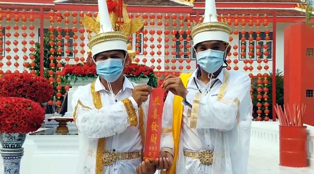 วัดพังม่วง บวงสรวง "ท้าวเวสสุวรรณ" ครบรอบ 1 ปี ชาวบ้านแห่ส่องเลขเด็ดหางประทัด 