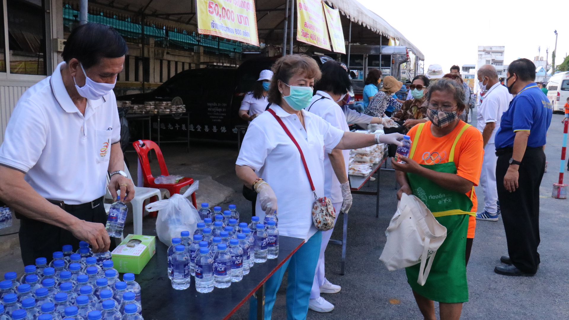 "มูลนิธิพุทธธรรม 31" ร่วมกับคนไทยเชื้อสายจีน จัดโรงครัวแบ่งปันอาหารให้ชาวโคราช 500 คน  