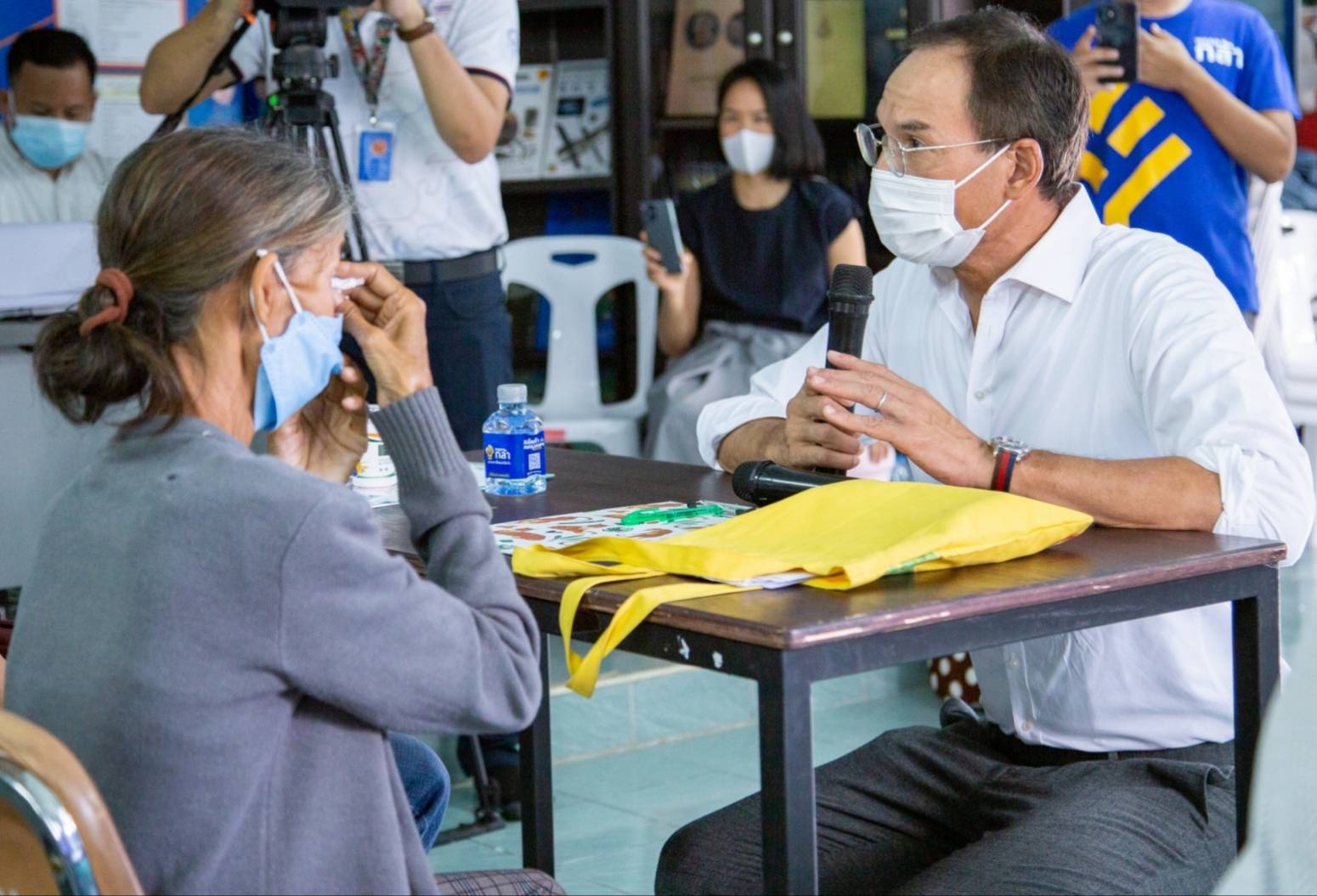 "กรณ์" ลุยพื้นที่กทม.เดินหน้านำร่อง "กล้าปลดหนี้" ย้ำไม่ได้ปล่อยกู้ แต่หาทางแก้หนี้นอกระบบ