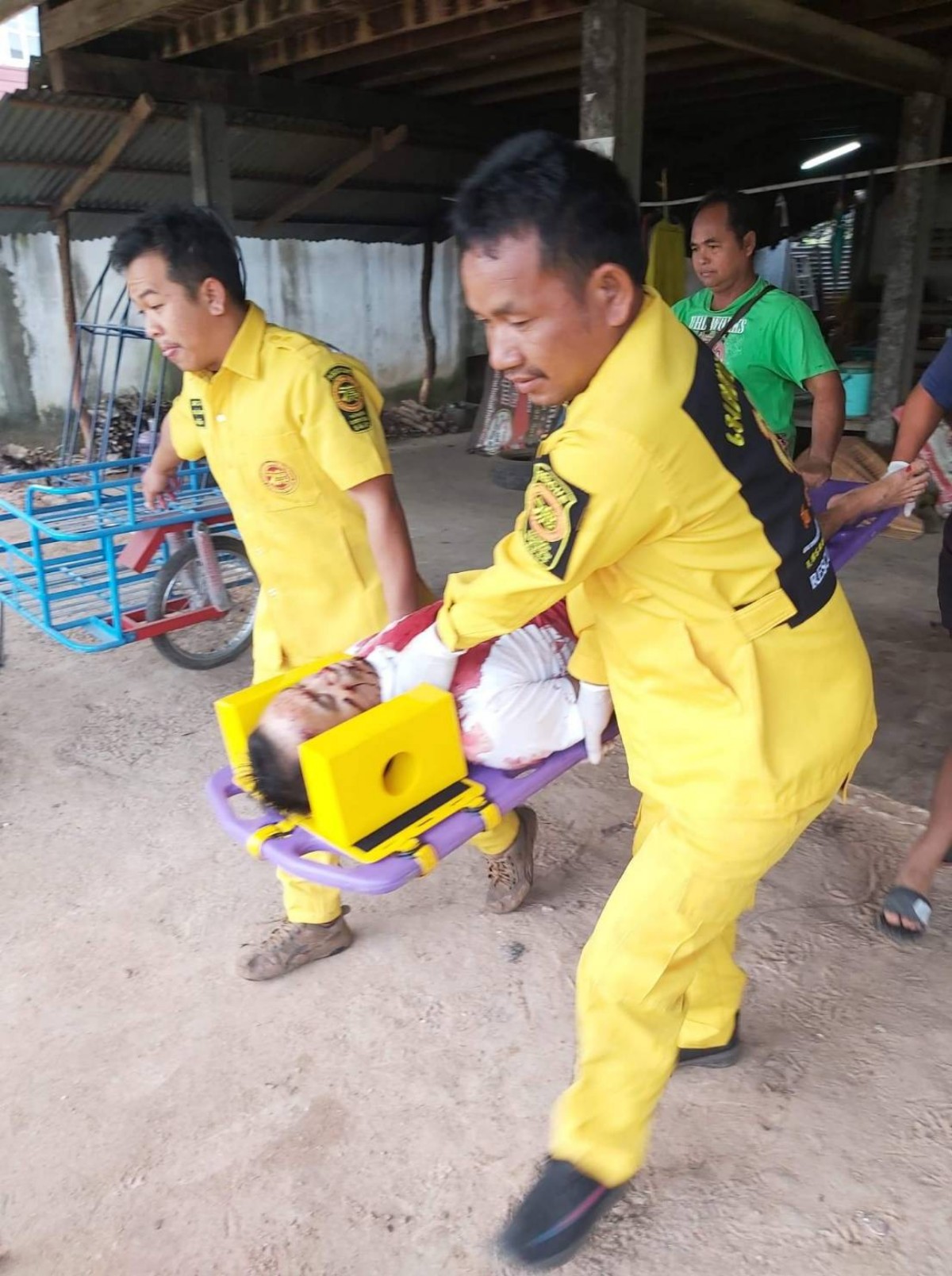 ทวงหนี้โหดปาดคอหนุ่มวัย 46 ปีสาหัสหน้าบ้านพัก