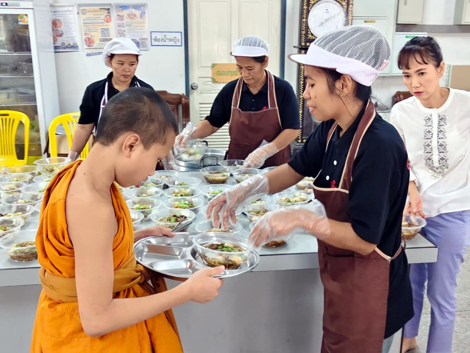 จ๊ะทิงจา ร่วมทำบุญใหญ่ ถวายภัตตาหารเพลสามเณร 250 รูป สืบสานพระพุทธศาสนา