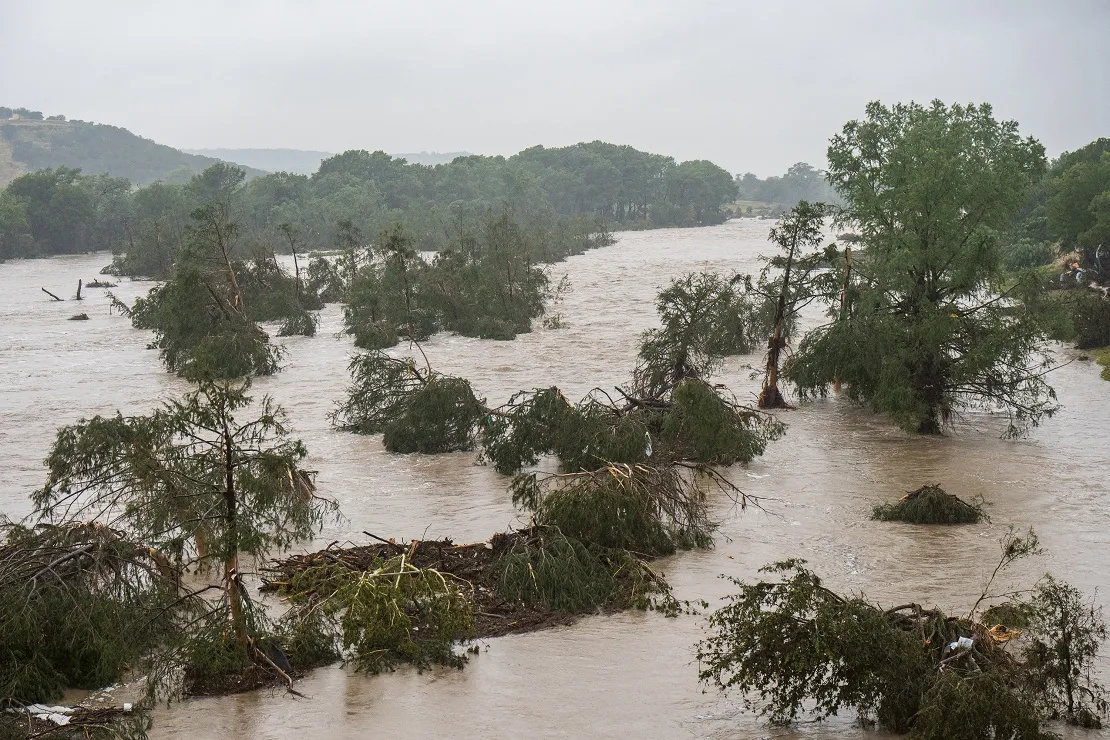 น้ำยังคงท่วมสูงในหลายพื้นที่ในเมืองเคอร์ หรือเคอร์วิลล์ รัฐเทกซัส (Photo : AFP)