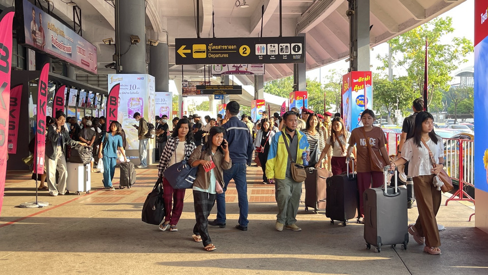 สงกรานต์คึกคัก! “บขส.” คาดคนทะลัก 1.8 แสนคนวันนี้ แห่กลับบ้านก่อนหยุดยาว แน่นสถานีขนส่งจตุจักร