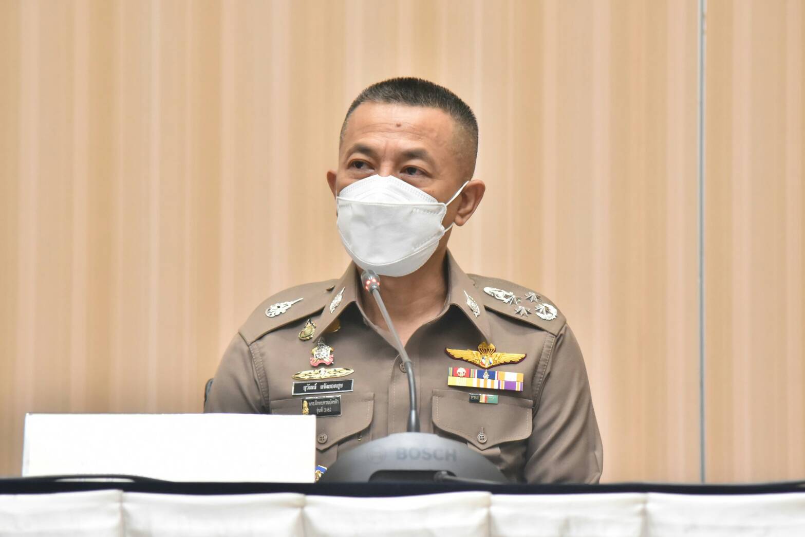 ผบ.ตร. และ ผบช.น. ชื่นชมตำรวจช่วยหญิงสาวจะกระโดดสะพานพระราม 8