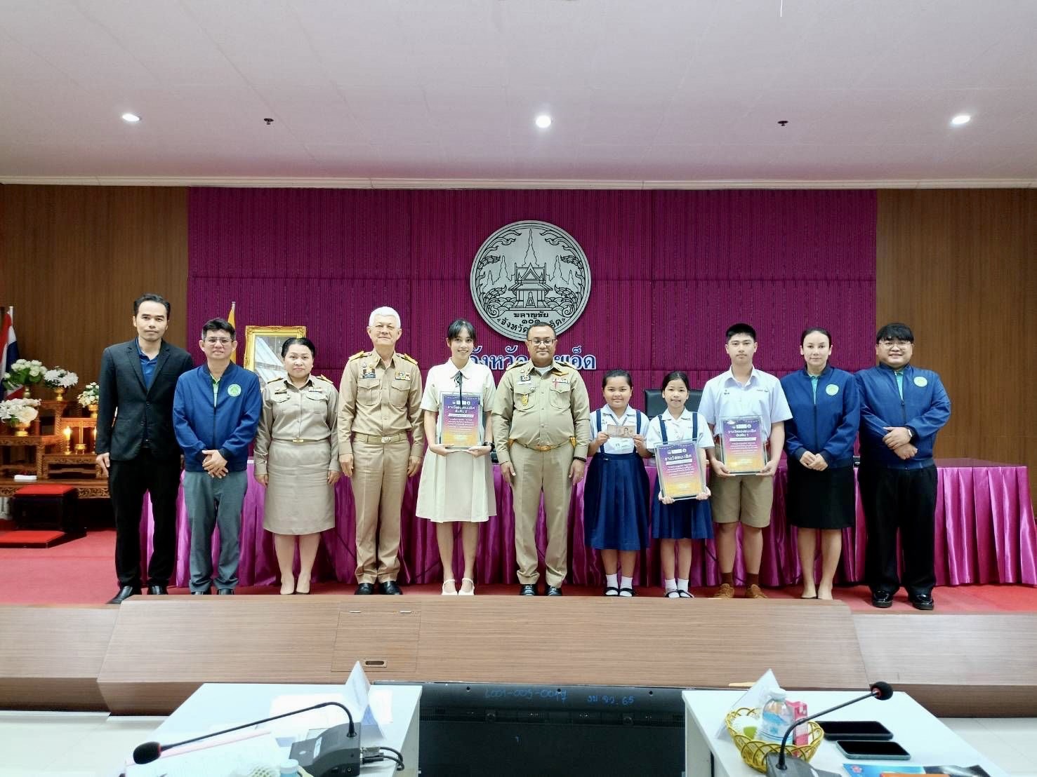 ร้อยเอ็ดมอบรางวัลองค์กรและบุคคลดีเด่น ในการประชุมคณะกรมการจังหวัด  ครั้งที่ 2/2568