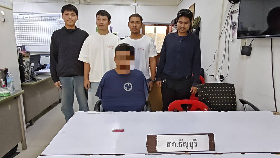 ปทุมธานีรวบหนุ่มเผาขยะป่วนชาวบ้าน ตรวจประวัติพบหนีหมายจับคดียาเสพติด 