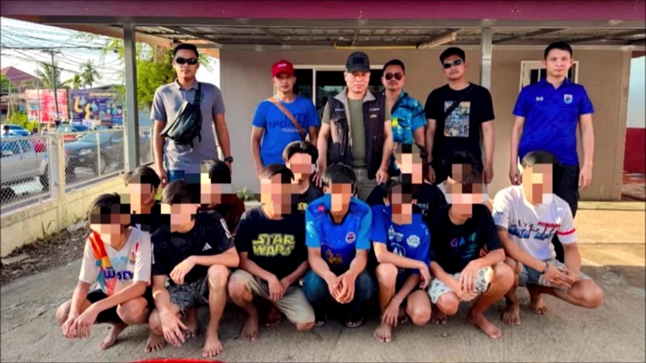 สงกรานต์เดือดแก๊งใบตองรุมยำ 12 ต่อ 1คนไม่มีทางสู้ผู้หญิงก็ไม่เว้นประเคนหมัดเท้าเตะจนน่วมถูกตร.สภ.บ้านดุงรวบตัวทันควัน