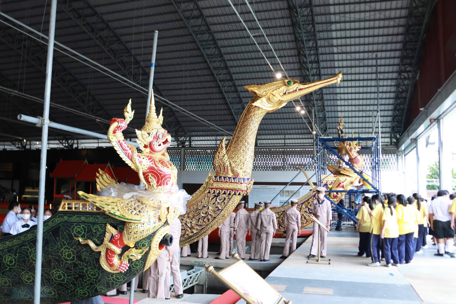 นักเรียนสนใจ เข้าเยี่ยมชม เรือพระราชพิธี เกือบ 400 คน