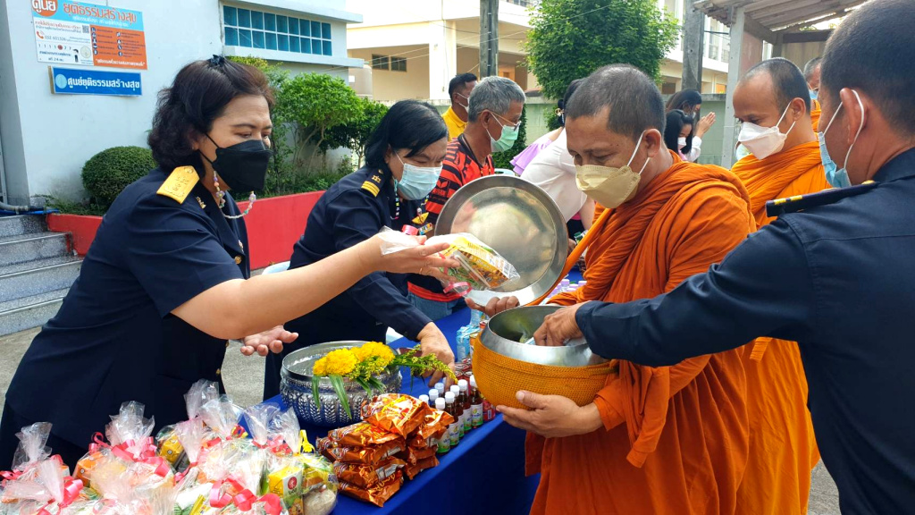 ประจวบฯ จัดทำบุญตักบาตรข้าวสารอาหารแห้ง โอกาสก่อตั้งกรมคุมประพฤติครบรอบ 30 ปี