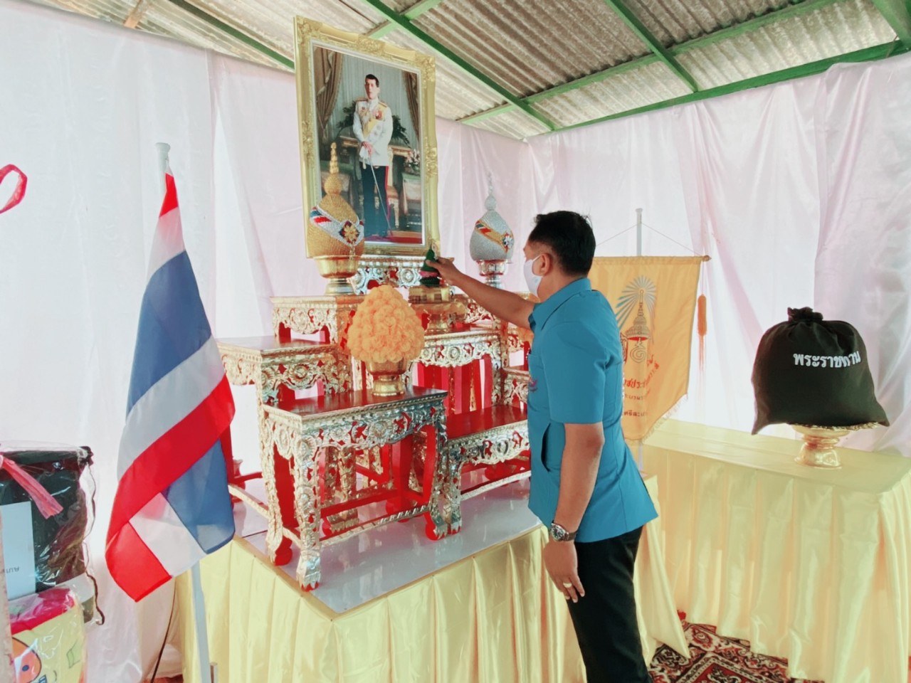 ผวจ.ศรีสะเกษ มอบถุงพระราชทานมูลนิธิราชประชานุเคราะห์ฯ    ช่วยผู้ประสบอัคคีภัยที่อำเภอกันทรารมย์