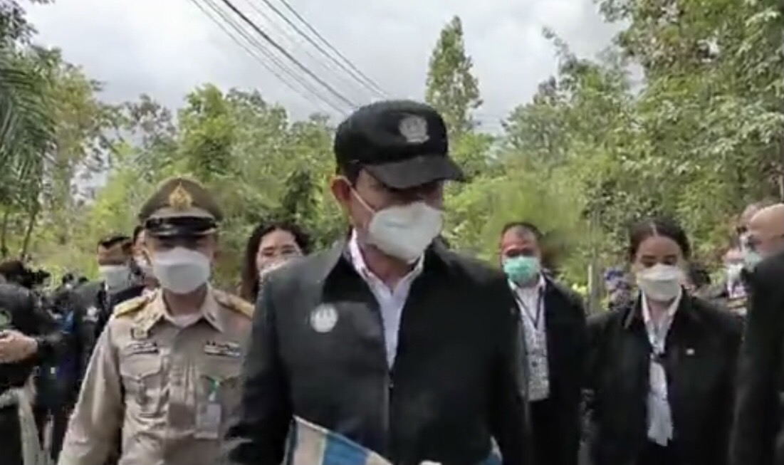 “บิ๊กตู่” ลงพื้นที่อุบลฯ พบปะนักเรียน ยัน จะดูแลให้ดีที่สุด บอก ลุงไม่โกรธ โซเชียลรุมด่า ชื่นชมเด็กได้ทุนเรียนที่เกาหลีใต้ หวังเป็นแบบลิซ่า