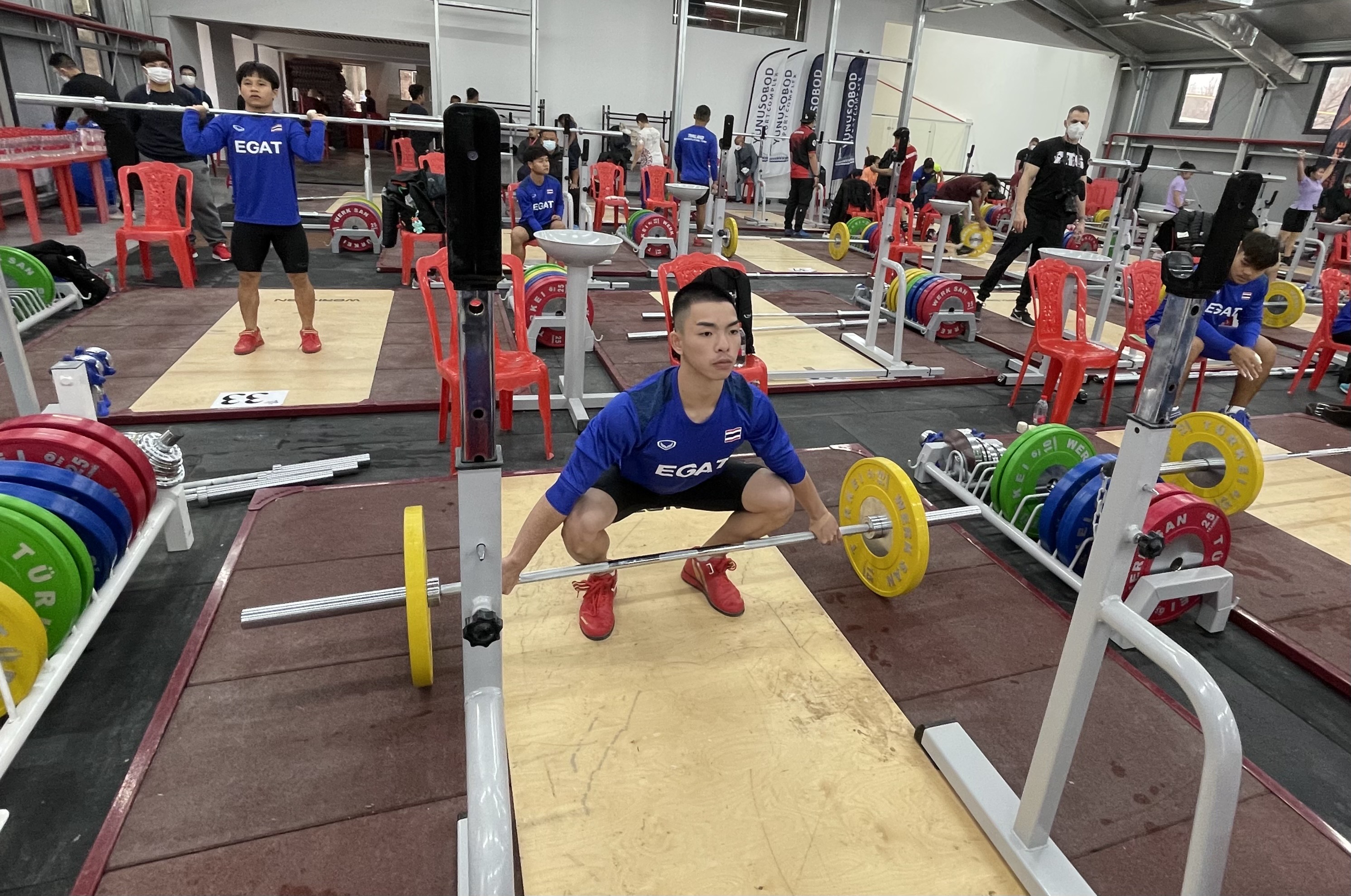 จอมพลัง 74 ชาติ ร่วมศึกยกน้ำหนักชิงแชมป์โลก 2021 ที่อุซเบฯ "โค้ชอ็อด" เชื่อทีมยกเหล็กไทยมีลุ้นเหรียญกลับบ้าน