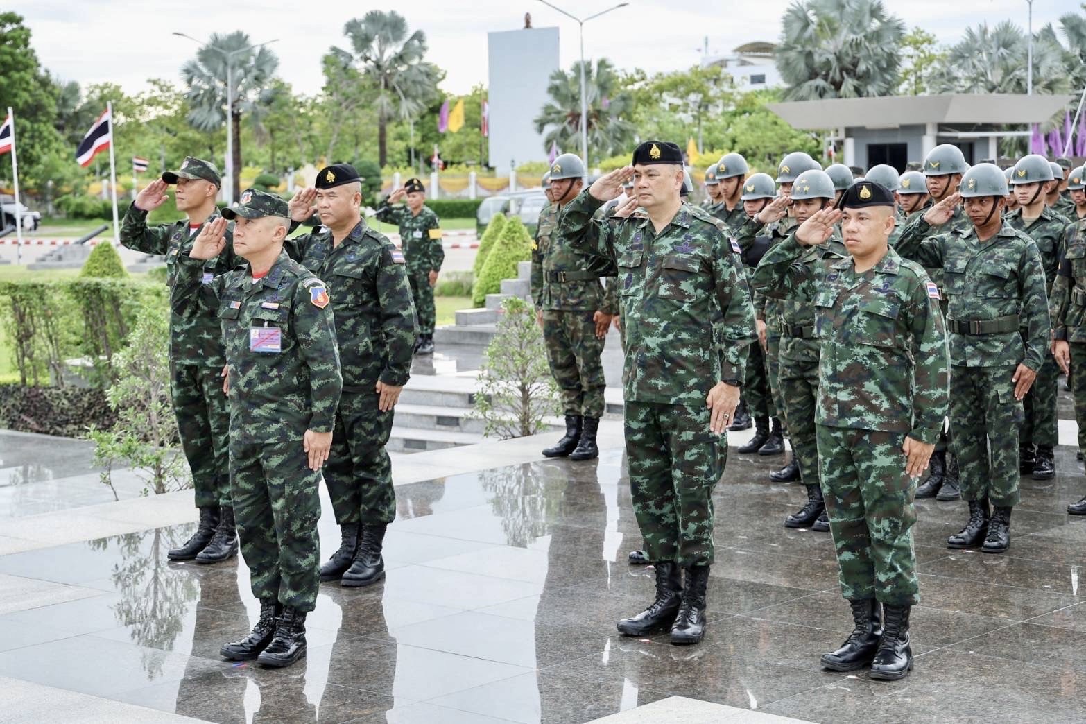  "ผบ.ทสส." นำ พลทหาร ทัพไทย ถวายสักการะ ปฏิญาณตน  ต่อหน้าพระบรมราชานุสาวรีย์ "สมเด็จพระนเรศวรมหาราช" 
