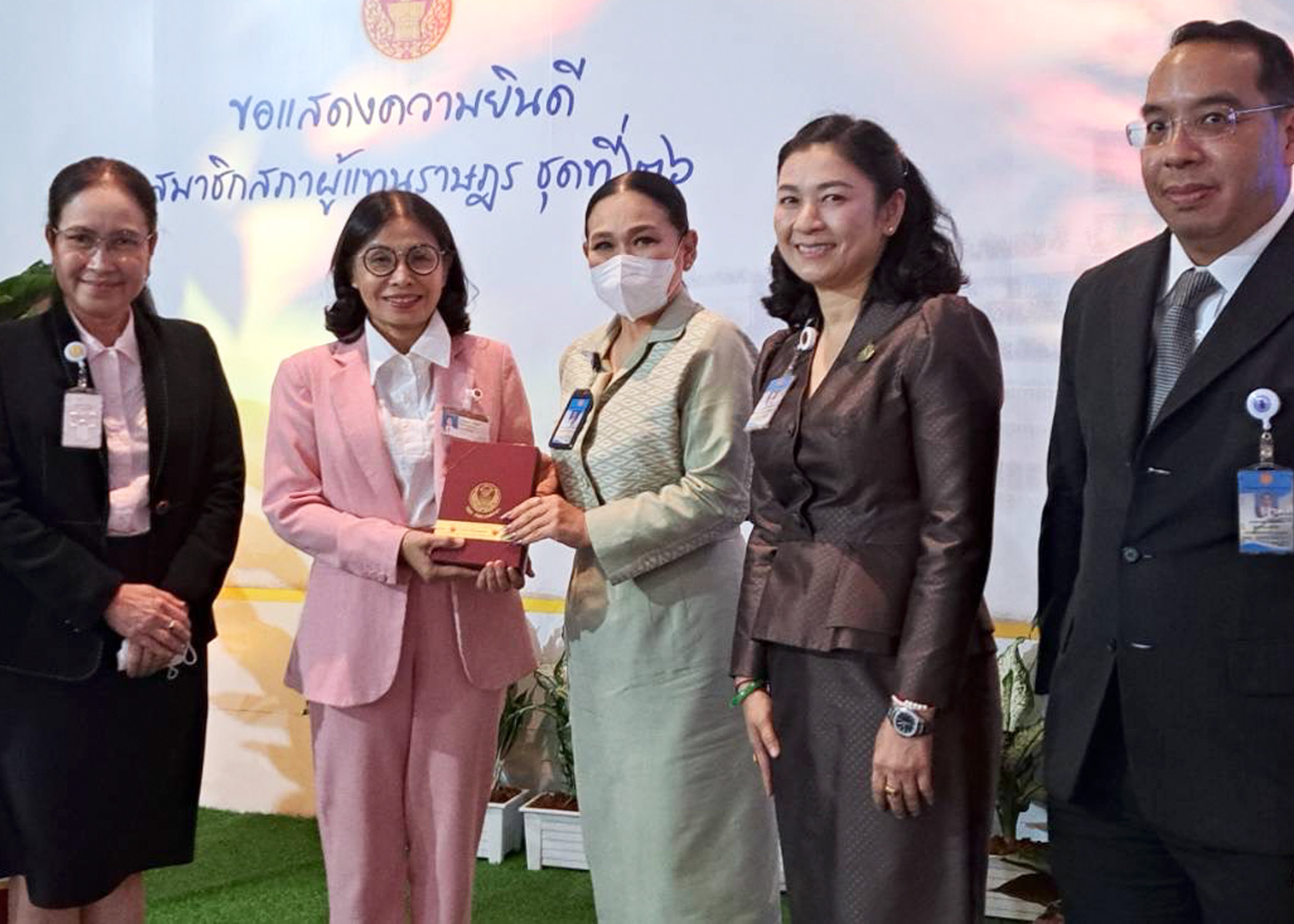 'มนพร เจริญศรี'ส.ส.นครพนมพรรคเพื่อไทยรับตำแหน่งวันแรก มั่นใจปมวางตัวประธานสภาไม่กระทบตั้งรัฐบาล