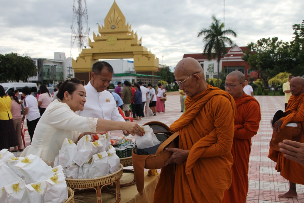 ชาวร้อยเอ็ดร่วมทำบุญตักบาตรวันเข้าพรรษาเสริมสิริมงคลแก่ตนเองและครอบครัว