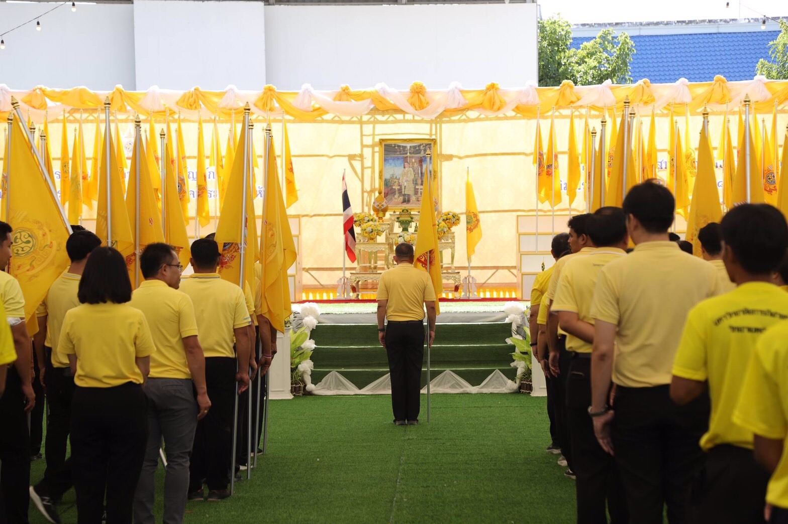 อ่างทองส่งมอบธงตราสัญลักษณ์งานเฉลิมพระเกียรติในหลวงเนื่องในโอกาสพระราชพิธีมหามงคลเฉลิมพระชนมพรรษา 6 รอบ 