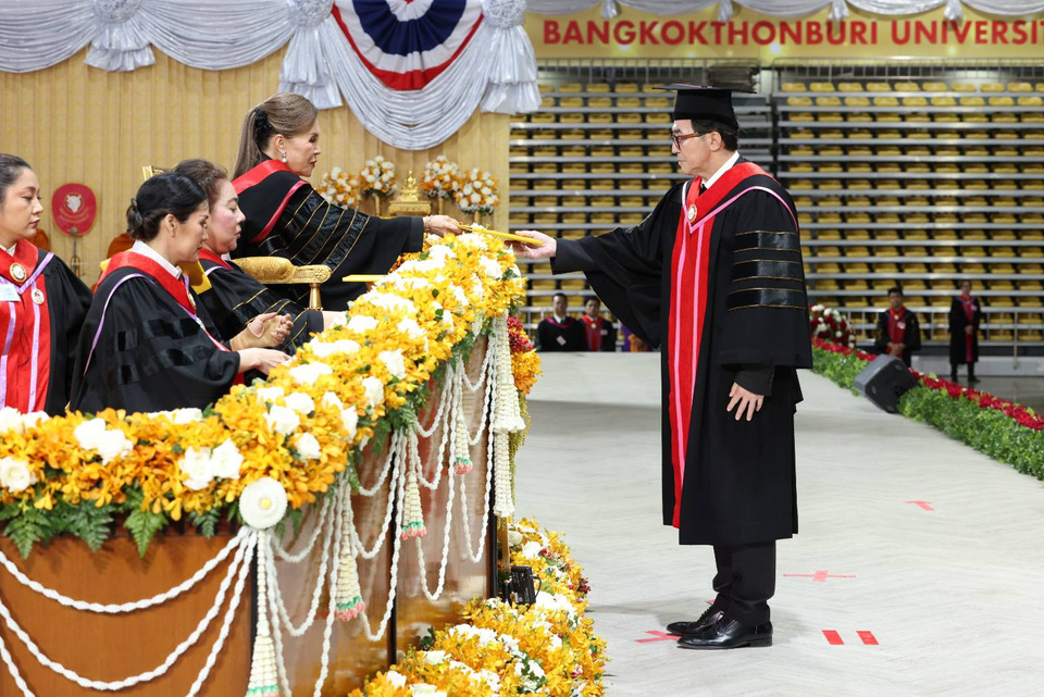 ทูลกระหม่อมหญิงอุบลรัตนราชกัญญา สิริวัฒนาพรรณวดี พระราชทานปริญญาบัตรแก่ผู้สำเร็จการศึกษาจากมหาวิทยาลัยกรุงเทพธนบุรี